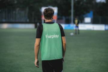梅西团队发声明回应争议，赛场笑容引热议（配图示意）